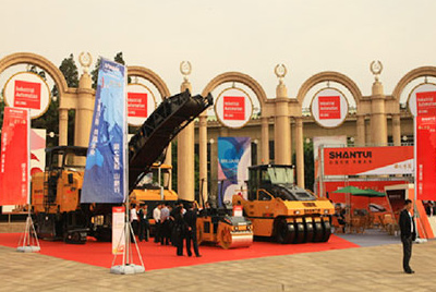 尊龙凯时加入在北京举行的“第十二届中国国际交通手艺与装备展览会”，并借助展会平台举行了筑养路装备新品宣布会。